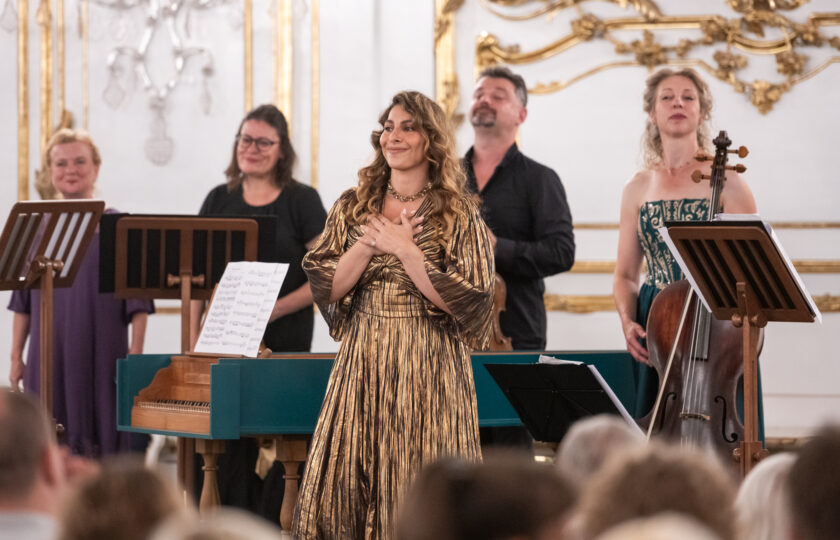 Anglický večer s Bellou Adamovou